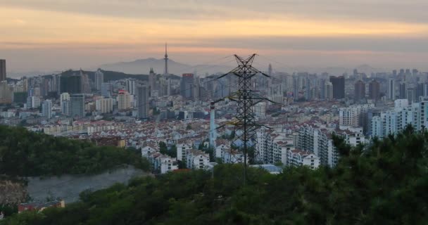 4 k αστική πόλη στο σούρουπο, απασχολημένος μποτιλιαρίσματα & επιχείρηση κτίριο, Qingdao, Κίνα. — Αρχείο Βίντεο