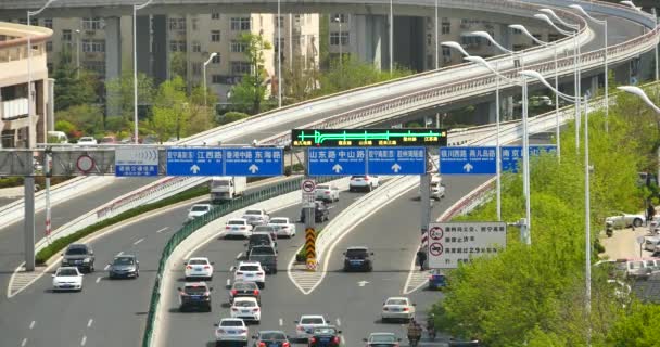 4k Stadtverkehr Staus auf der Überführung, Qingdao, China. Luftverschmutzung. — Stockvideo