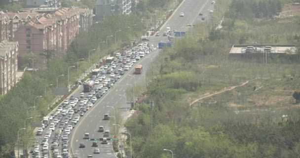 4k ciudad urbana de China atascos de tráfico ocupados, edificio de negocios, contaminación del aire . — Vídeo de stock