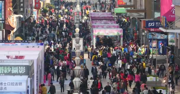 4k muchedumbre enorme de gente que camina en la calle de negocios de China, QingDao, China . — Vídeos de Stock