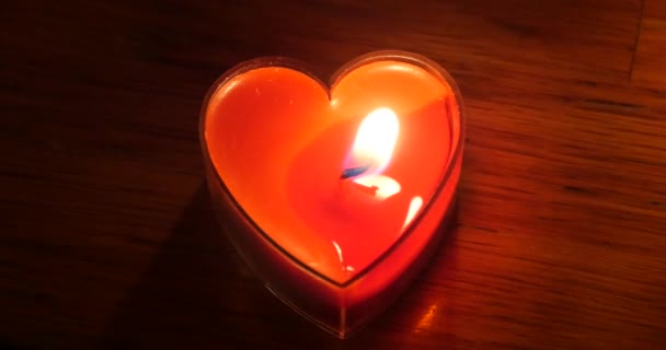 Velas 4k que arden en la noche, forma del corazón, Feliz Navidad y Feliz Año Nuevo . — Vídeos de Stock