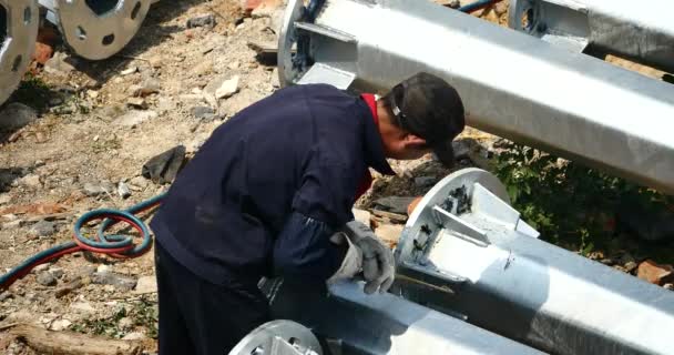 4k trabajadores de China molienda y soldadura en el sitio de construcción . — Vídeos de Stock