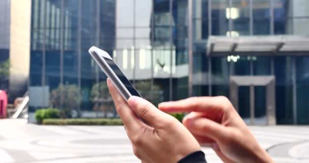 4k mujer con teléfono móvil o teléfono inteligente cerca del edificio de oficinas . — Vídeos de Stock