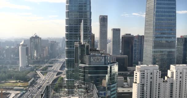 4k, zwaar verkeer door Beijing centrale zakelijke district, stedelijke gebouw. — Stockvideo