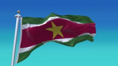 4k Surinam Ulusal bayrak kırışıklıkları mavi gökyüzü arka planında pürüzsüz rüzgar döngüsü.