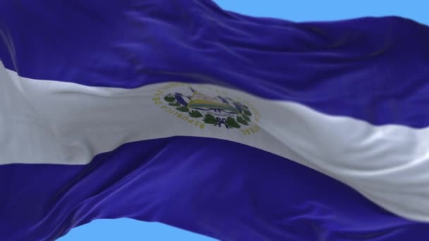 4k El Salvador Bandeira nacional rugas loop vento sem costura em fundo céu azul — Vídeo de Stock