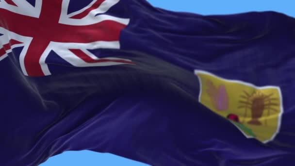 4kトルコ人とカイコス諸島国旗がシームレスな風の空の背景をしわ — ストック動画