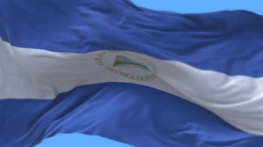 4k Nikaragua Ulusal bayrak kırışıklıkları mavi arka planda pürüzsüz rüzgar döngüsü.