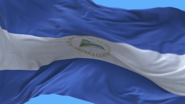 4k Nicaragua National flagga rynkor loop sömlös vind i blå himmel bakgrund. — Stockvideo