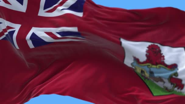 4k Bermuda Nationalflagge Falten Schlaufe nahtloser Wind in blauem Himmel Hintergrund. — Stockvideo