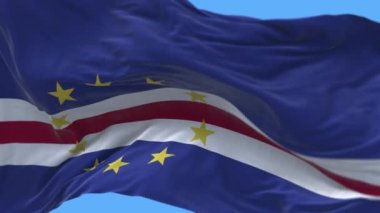 4k Cape Verde Ulusal Bayrak Kırışıklıkları Rüzgâr gökyüzü düz döngü arkaplan sallıyor.