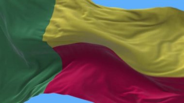 4k Benin Ulusal bayrağı dalgalanan rüzgârlı gökyüzü pürüzsüz döngü arka planı.