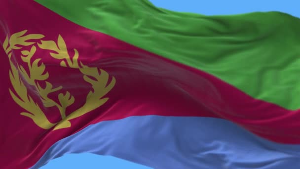 4kエリトリア国旗のしわが風を振って空シームレスループの背景. — ストック動画