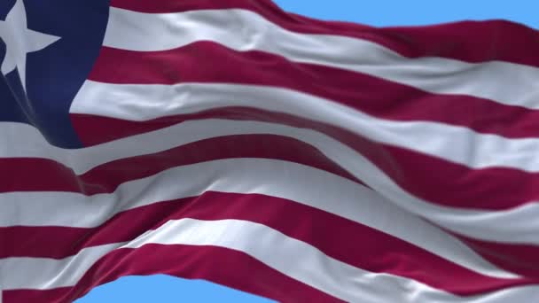 4k Liberia drapeau national rides ondulant vent ciel boucle sans couture fond . — Video