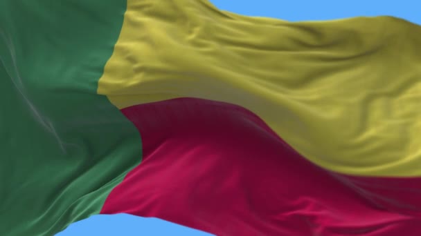 4k Benin National flagga rynkor viftande vind himmel sömlös loop bakgrund. — Stockvideo