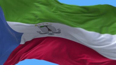 4k Ekvator Ginesi Ulusal Bayrak kırışıklıkları Rüzgâr göğü pürüzsüz arkaplan sallıyor