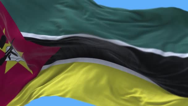4k Μοζαμβίκη Εθνική σημαία ρυτίδες κυματίζει τον ουρανό απρόσκοπτη βρόχο φόντο. — Αρχείο Βίντεο