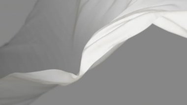 4k Beyaz dalgalı ipek kumaş rüzgarda, kusursuz dalgalanan bayrak bez döngü arka plan.