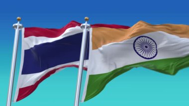 4k Kusursuz Hindistan ve Tayland Bayrakları mavi gökyüzü arkaplanlı, JP, IND.