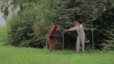 Bir çift, yerel bir parkta eğlenceli bir antrenmana katılıyor. Partnerlerden biri diğerini barfiks çekerken cesaretlendirir, doğanın tadını çıkarır ve birbirlerine eşlik ederler..