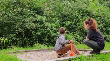 Genç bir anne ya da dadı, yemyeşil bir parktaki bir çocukla ilişki kurar. Birlikte oynarlar, yaratıcılığı ve eğlenceyi teşvik ederler..