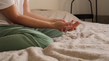 Genç bir kadın ellerindeki acıyı hisseder ve kendi kendine masaj yapar. Ardından da rahatsızlığını hafifletmek için el jimnastiği teknikleri uygular. İçerisi rahat ve kapalı..
