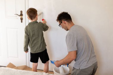 Bir adam ve küçük oğlu yatak odalarının duvarlarını boyuyorlar. Baba boya hazırlarken çocuk küçük bir silindir kullanıyor. Bağlanma deneyimi yaratıyor..