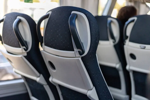 Yolcular otobüsün içinde seyahat eder, rahat koltukların arkasını ve saplarını görürler. Güneş ışığı pencerelerden akar, mekanı aydınlatır ve hoş bir atmosfer yaratır..