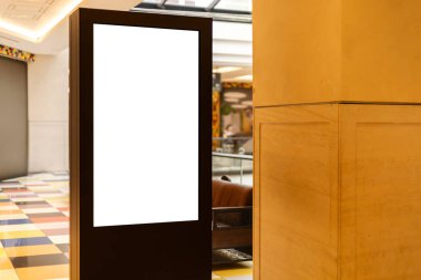 Modern bir lobide dijital ekran standı bulunmaktadır. Gösterişli tasarım, reklamlar için boş bir ekran sunuyor..