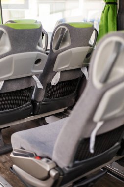 Otobüs içi rahat, modern koltuklar ve şık bir tasarım. Düzenleme yolculuğun keyfini çıkarırken yolcu konforunu da arttırıyor. Yeşil aksanlar yeni bir dokunuş ekler.