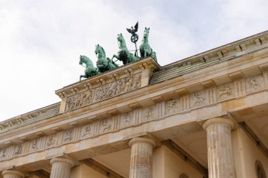 Berlin, Almanya - 1 Eylül 2025: Ziyaretçiler, Alman tarihinin önemli bir sembolü olan Berlin 'deki Brandenburg Kapısı' na hayran kaldılar..