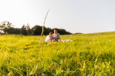 Baba ve oğul açık bir gökyüzünün altındaki yemyeşil bir tarlada birlikte gülüp oynuyorlar. Doğanın tadını çıkarırlar ve sıcak güneş ışığında mutlu anılar yaratırlar..