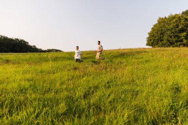 Bir baba ve oğlu güneşli bir öğleden sonra canlı yeşil bir çayırda mutlu mesut yürürler. Doğayı keşfediyorlar, güzel manzaranın ortasında birlikte güzel vakit geçiriyorlar..