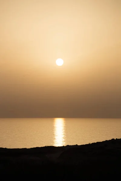 Kum fırtınası sırasında Akdeniz 'in üzerinde gün batımı.