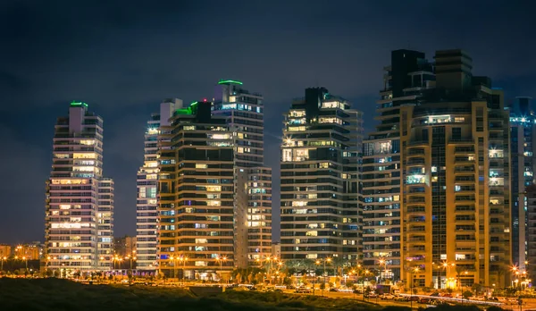 Gece şehri Netanya, İsrail.