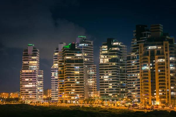 Gece şehri Netanya, İsrail.
