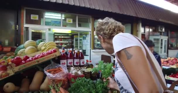 Kadın Şehir Gıda Pazarında Alışveriş — Stok video