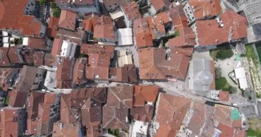 Uçuş eski şehir Kotor, Karadağ yukarıda. Eski kasaba Kotor, leyleklerin antik taş evlerinin geleneksel Balkan tarzında havadan görünümü