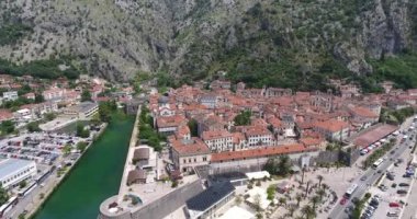 Eski Kotor Şehir antik kale üzerinde uçuş. Eski kasaba Kotor, dağlar ve nehir havadan görünümü