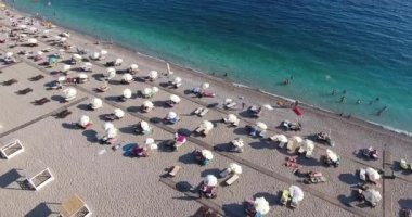 Budva, Karadağ: Budva plaj şemsiye ve güneşlenmek ve denizde yüzmek insanlar üzerinde uçan