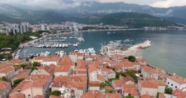 Budvas Marina tekneler, tekneler ve gemiler ile havadan görünümü. Uçuş marina ve waterfront, motorbot ve yatlar çok yukarıda rıhtımda demirli