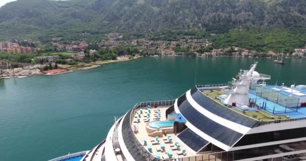 Velké Mezinárodní Turistické Liniové Lodi Kotvící Přístavu Kotor — Stock video