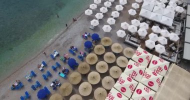 Budva, Karadağ: Budva plaj şemsiye ve güneşlenmek ve denizde yüzmek insanlar üzerinde uçan