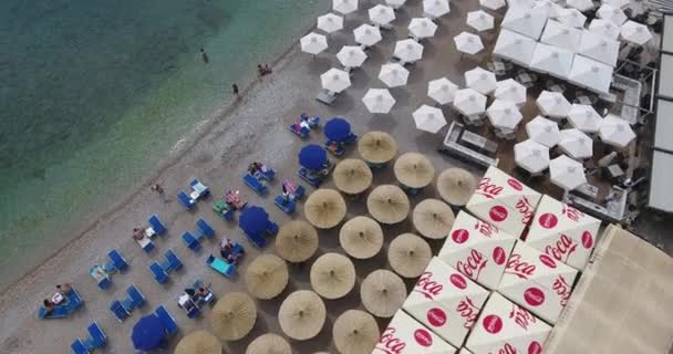 Budva Muntenegru Zboară Peste Plaja Budva Umbrele Sale Oamenii Care — Videoclip de stoc