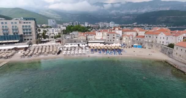 Budva Karadağ Budva Plaj Şemsiye Güneşlenmek Denizde Yüzmek Insanlar Üzerinde — Stok video