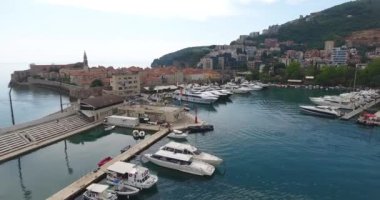 Budva, Karadağ: Eski Budva şehir ve Budvas marina, tekneler ve yatlar ile havadan görünümü. Uçuş marina ve waterfront, motorbot ve yatlar çok yukarıda rıhtımda demirli