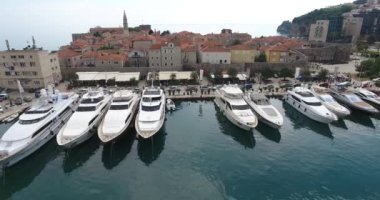 Budva, Karadağ: Eski Budva şehir ve Budvas marina, tekneler ve yatlar ile havadan görünümü. Uçuş marina ve waterfront, motorbot ve yatlar çok yukarıda rıhtımda demirli