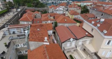 Uçuş eski şehir Budva, Karadağ yukarıda. Havadan görünümü eski geleneksel Balkan tarzı, eski kilise ve bir sahil deniz araçları ile şehir Budva, leyleklerin onun taş evler 
