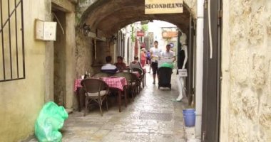 Budva, Karadağ, 10 Eylül 2018: İki genç adam, Cafe çalışanları, temiz ve büyük çanta çöp çıkarmak