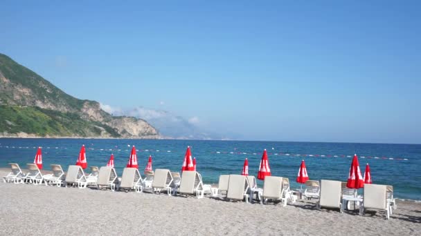 Budva Montenegro Septiembre 2018 Playa Adriática Arena Vacía Con Sombrillas — Vídeos de Stock